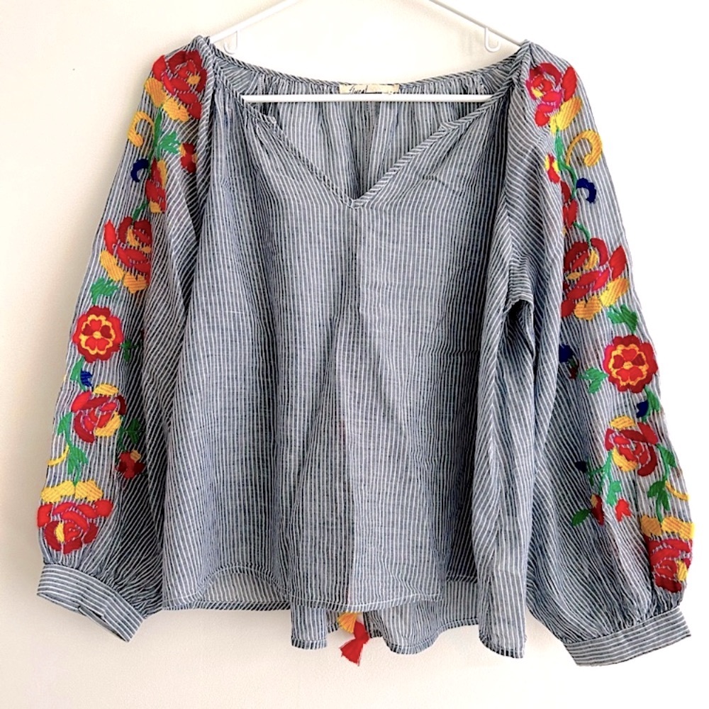 FLOREAT Top ANTHROPOLOGIE Colorful Floral Embroidery Blue White Red Size Small